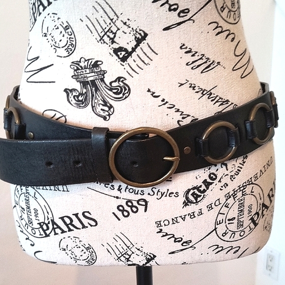 Elegant Black Leather Belt With Solid Brass Rings. Size Medium. Great Quality - Picture 2 of 6